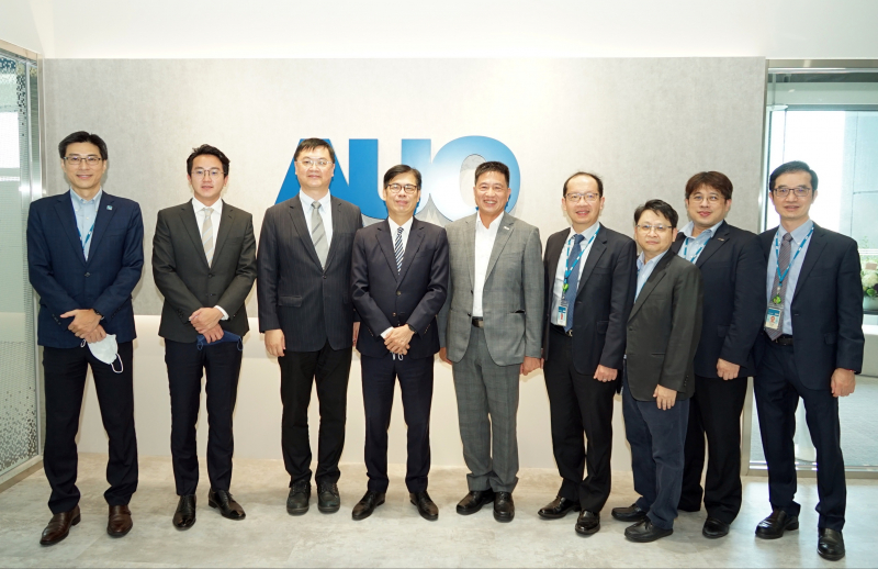 贝斯特光電前進亞灣成立「AUO解決方案研發中心」，作為多元場域解決方案研發及試驗場域（圖中左為高雄市長陳其邁、圖中右為贝斯特光電董事長彭双浪）